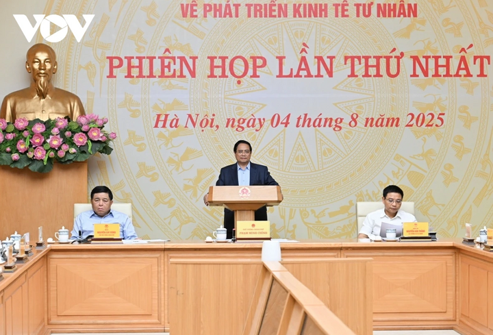 នាយករដ្ឋមន្ត្រី Pham Minh Chinh បានស្នើឱ្យអនុវត្តយ៉ាងម៉ឺងម៉ាត់នូវគោលដៅដែលបានកំណត់ក្នុងសេចក្តីសម្រេចចិត្តរបស់ការិយាល័យនយោបាយ រដ្ឋសភា រដ្ឋាភិបាល និងតម្រូវការ និងការទាមទាររបស់សហគ្រាស ពោលគឺធ្វើឱ្យសហគ្រាសឯកជនក្លាយជាកម្លាំងចលករដ៏សំខាន់បំផុតសម្រាប់ការអភិវឌ្ឍន៍សេដ្ឋកិច្ចរបស់ប្រទេស។