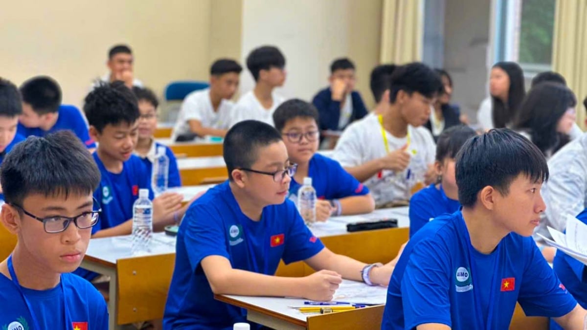 Sáng 3/8, 22 học sinh tiêu biểu đến từ nhiều tỉnh, thành phố như Hà Nội, TP.HCM, Bắc Ninh, Nghệ An, Thanh Hóa, Quảng Trị… đã chính thức bước vào vòng Chung kết quốc tế Đấu trường Toán học châu Á - AIMO 2025 tại Đại học Ngoại ngữ Tokyo (Nhật Bản), cùng hơn 3.500 thí sinh đến từ 21 quốc gia và vùng lãnh thổ châu Á.