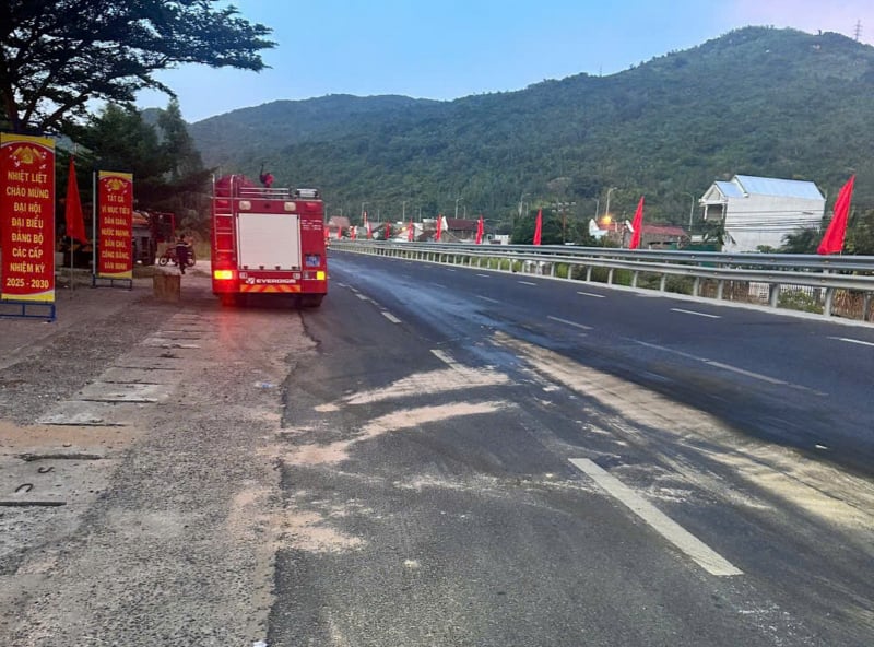 Xuyên đêm xử lý sự cố dầu tràn trên mặt đường quốc lộ 1A ở phía Bắc Khánh Hòa -0