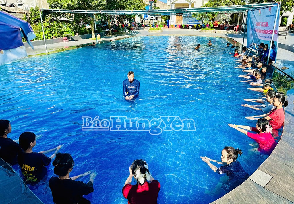The Standing Committee of the Commune Youth Union invited swimming coaches and physical education teachers to teach swimming to students.