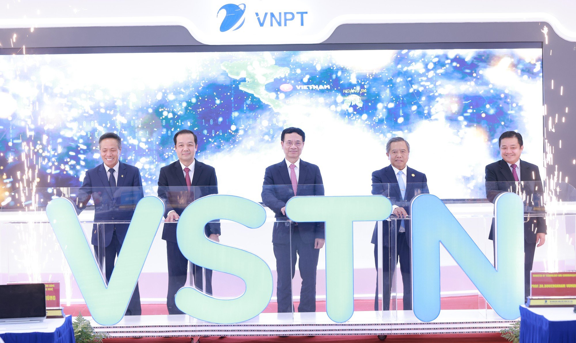 Khai thác cáp quang đất liền VSTN: VNPT tiên phong làm chủ hạ tầng kết nối từ mặt đất đến không gian- Ảnh 1.