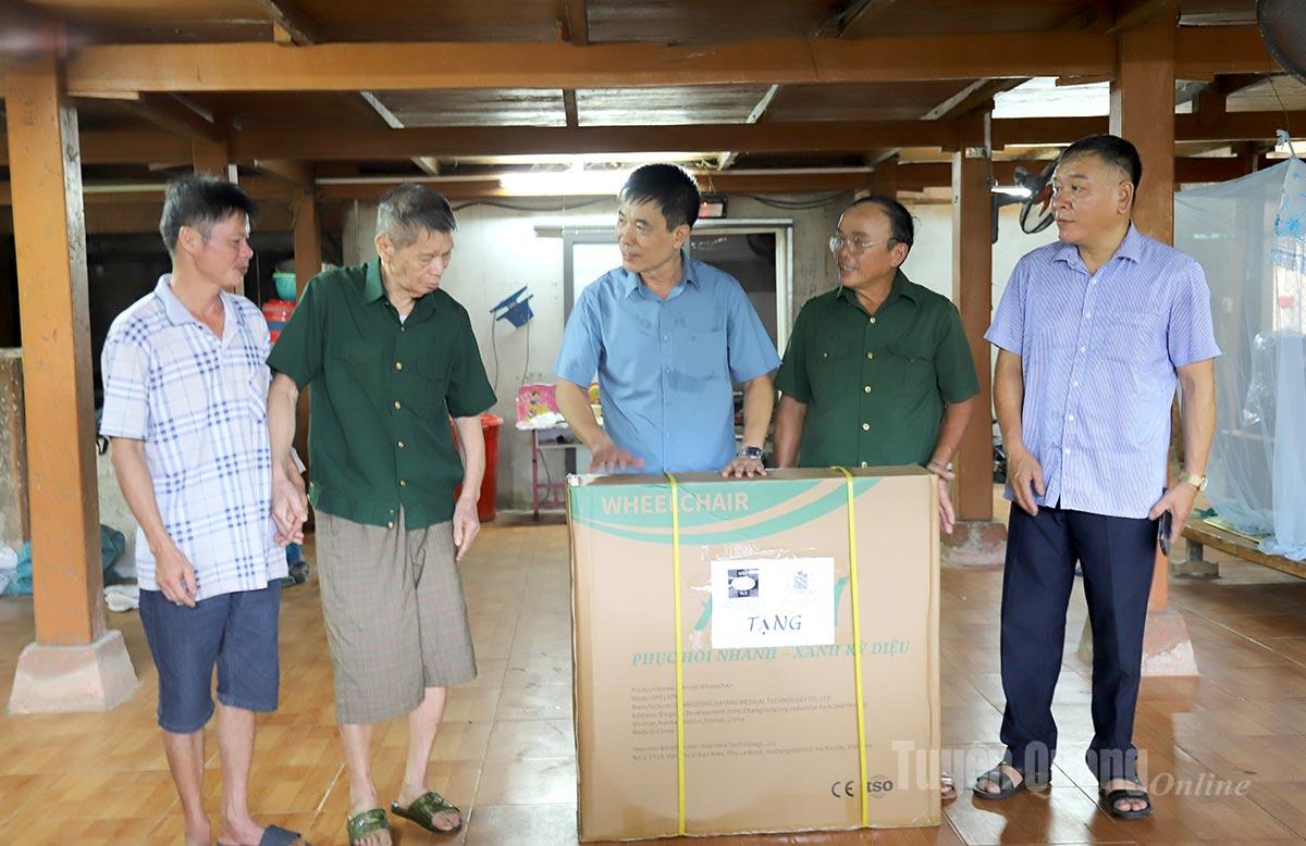 lãnh đạo Hội Nạn nhân chất độc da cam/dioxin tỉnh thăm, tặng quà nạn nhân Đàm Thanh Tiểng, thôn Lâm Đồng, phường Hà Giang 1.