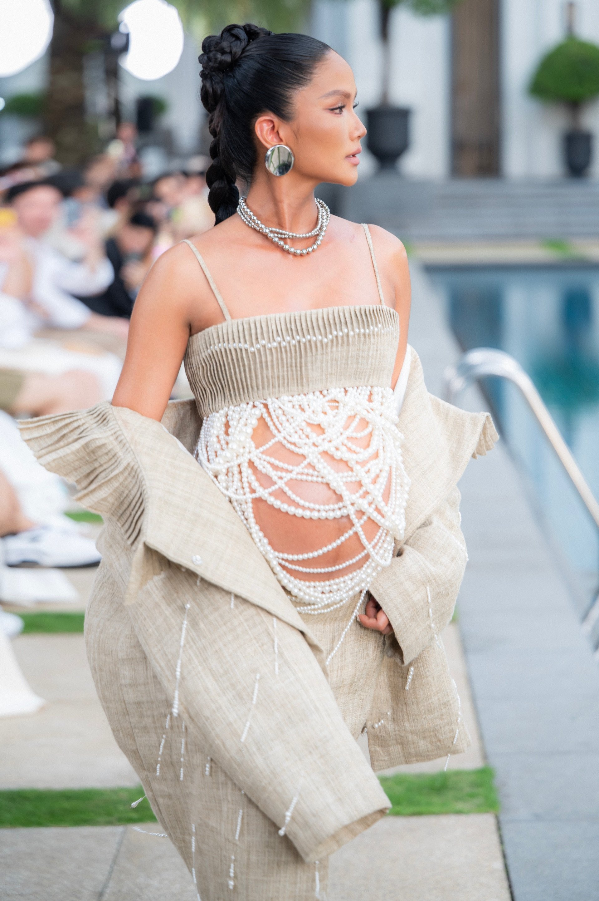 H'Hen Niê khoe bụng bầu trên sàn catwalk, được ông xã chăm sóc 'tận răng' - Ảnh 5.