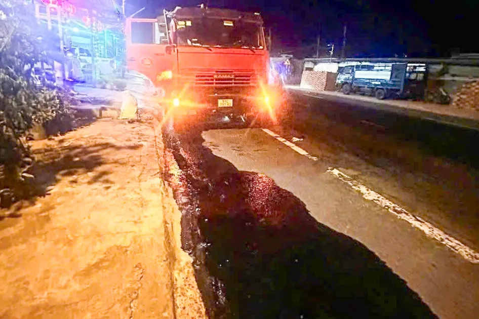 Xe bồn chở dầu rò rỉ, kéo vệt dầu hơn 1km trên Quốc lộ 1
