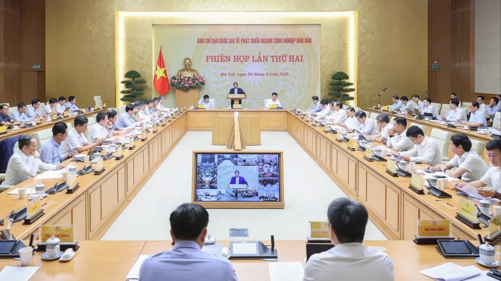 នាយករដ្ឋមន្ត្រី Pham Minh Chinh ធ្វើជាអធិបតីកិច្ចប្រជុំគណៈកម្មាធិការជាតិដឹកនាំអភិវឌ្ឍន៍ឧស្សាហកម្ម Semiconductor។ រូបថត៖ VIET Chung