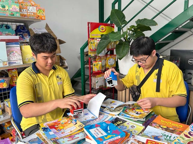 Nhóm học sinh TP.HCM tặng sách mong ngày tựu trường cho học sinh vùng lũ Nghệ An- Ảnh 2.