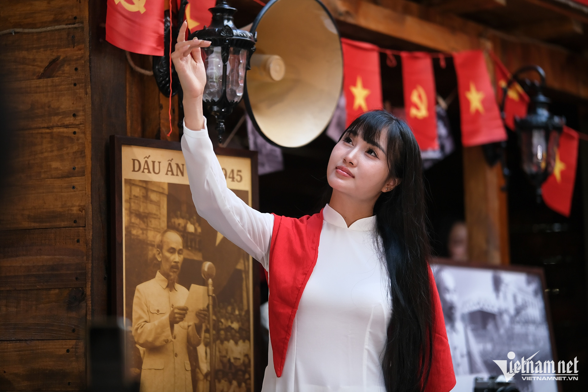 La cafetería de Hanoi, decorada con un rojo brillante, atrae a los visitantes para tomarse fotos con motivo del 80º Día Nacional.
