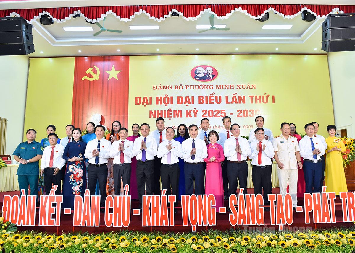 Các đồng chí lãnh đạo tỉnh chúc mừng các đồng chí Ủy viên BCH Đảng bộ phường Minh Xuân, nhiệm kỳ 2025 - 2030.