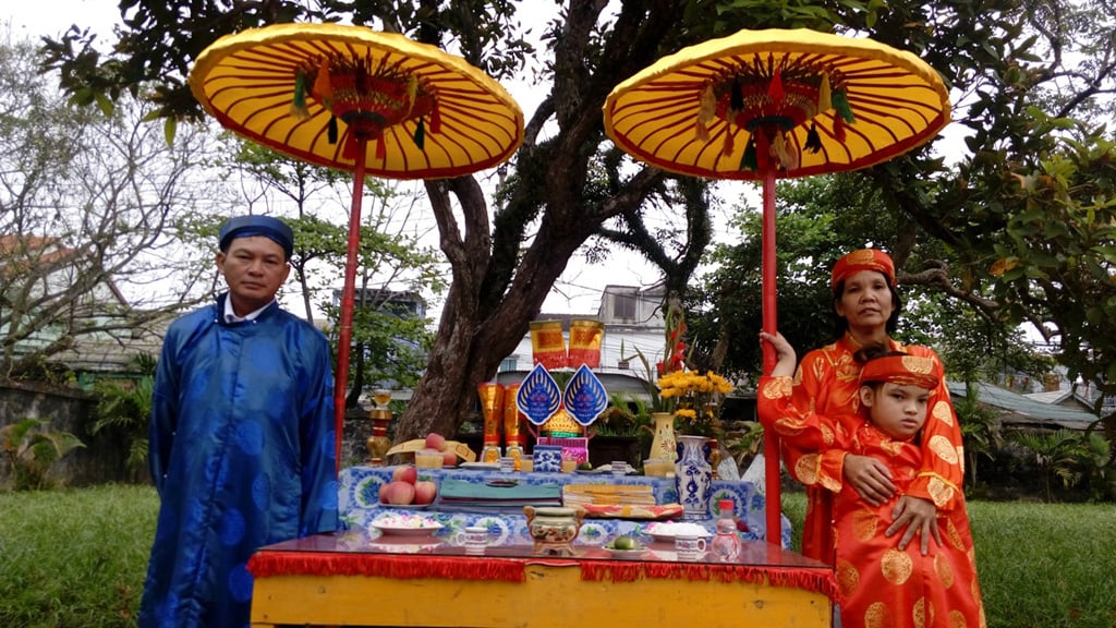 Vợ chồng ông Bảo Tài và cô con gái bị liệt lên 10 tên Công Nương Thanh Tuyền. Để có tiền chữa bệnh cho con gái, từ Cần Thơ vợ chồng ông Tài lên TP.HCM thuê nhà trọ để chạy xe máy thồ, làm thuê…