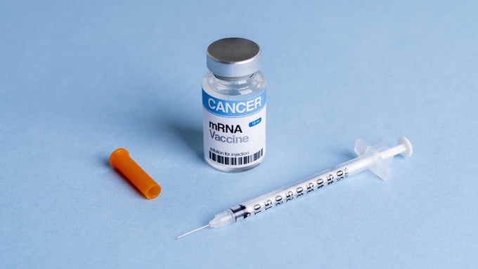 Minh họa một lọ vaccine ung thư.