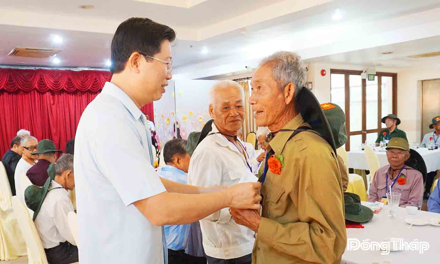 Phó Chủ tịch UBND tỉnh Đồng Tháp Huỳnh Minh Tuấn trao quà cho các cô, chú đi tham quan Hà Nội