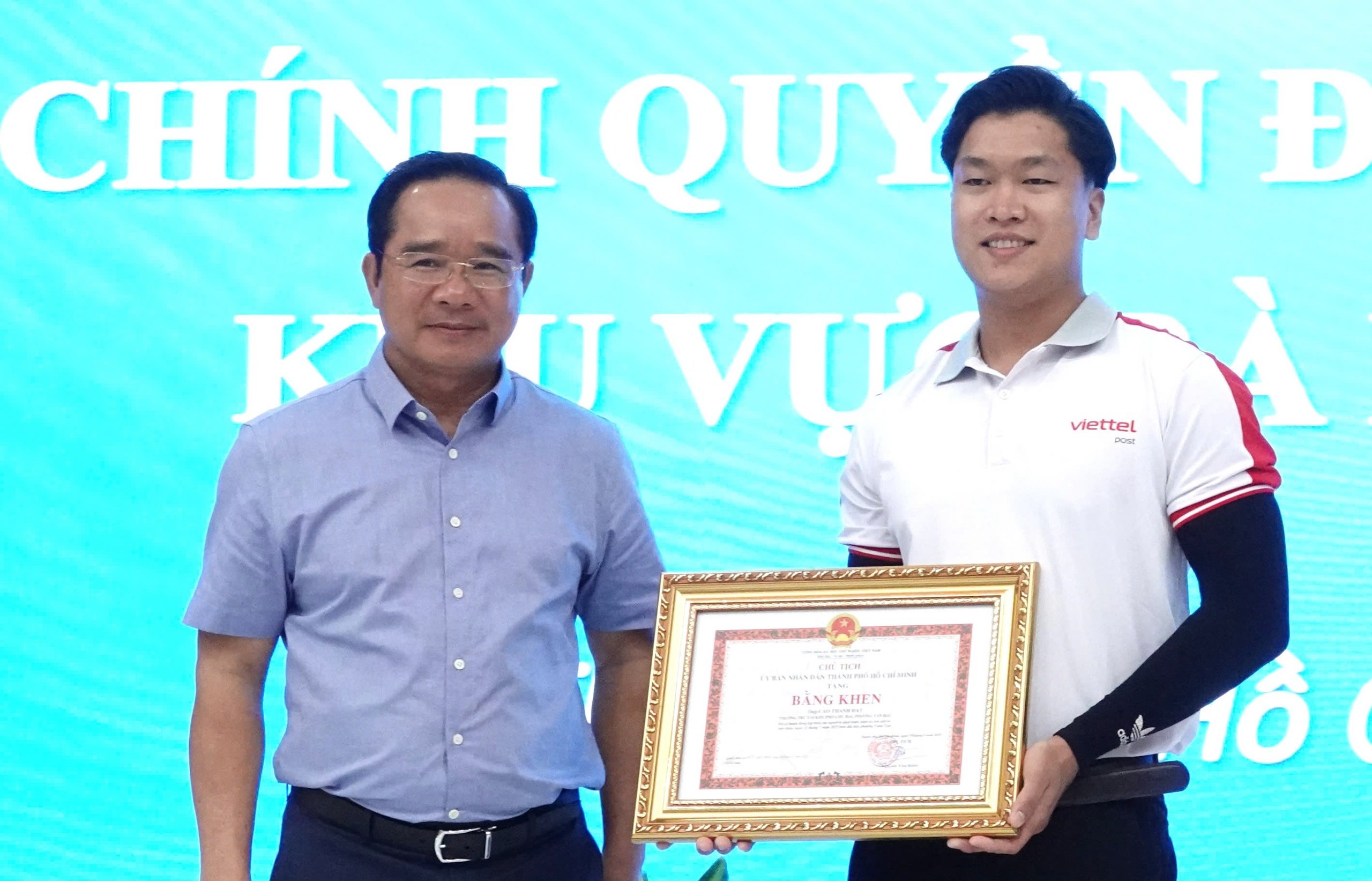 Chủ tịch UBND TP.HCM trao bằng khen cho chàng trai cứu sống 2 mẹ con dưới hồbơi - Ảnh 1.