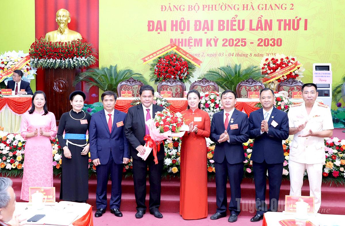 Phó Bí thư Thường trực Tỉnh ủy Lê Thị Kim Dung tặng hoa chúc mừng các đại biểu Đảng bộ Hà Giang 2 được chỉ định đi dự Đại hội Đảng bộ tỉnh Tuyên Quang, nhiệm kỳ 2025 – 2030.