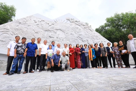 Kỷ niệm 60 năm Ngày Bác Hồ và Bác Tôn gửi thư cho các cháu thiếu nhi Trường Hoàng Lê Kha (Tây Ninh) và tất cả các cháu miền Nam (25/9/1965 - 25/9/2025) Từ Đội ca vũ thiếu nhi kháng chiến đến bức thư gửi Bác Hồ