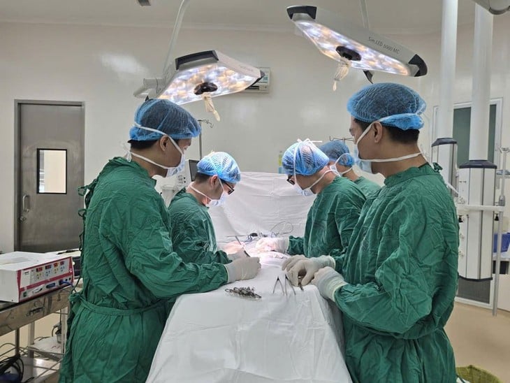 Người đàn ông bị xe tải cán bụng, nhiều tạng giập nát đang hồi phục ngoạn mục - Ảnh 1.