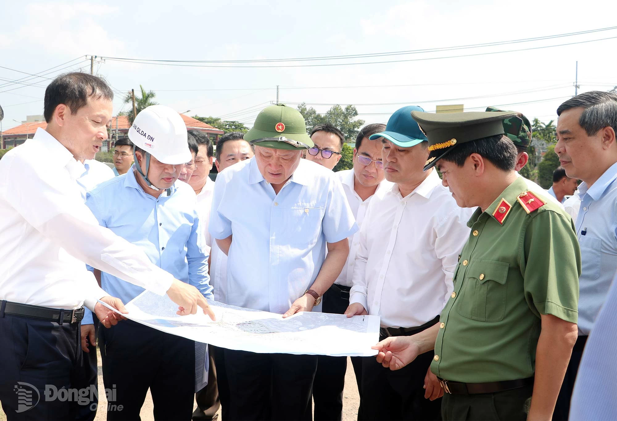 Đồng chí Vũ Hồng Văn, Bí thư Tỉnh ủy, Trưởng đoàn Đại biểu Quốc hội tỉnh Đồng Nai báo cáo tình hình triển khai thực hiện Đề án Chuyển đổi Khu công nghiệp Biên Hòa 1 thành Khu đô thị - thương mại - dịch vụ và cải thiện môi trường. Ảnh: Phạm Tùng