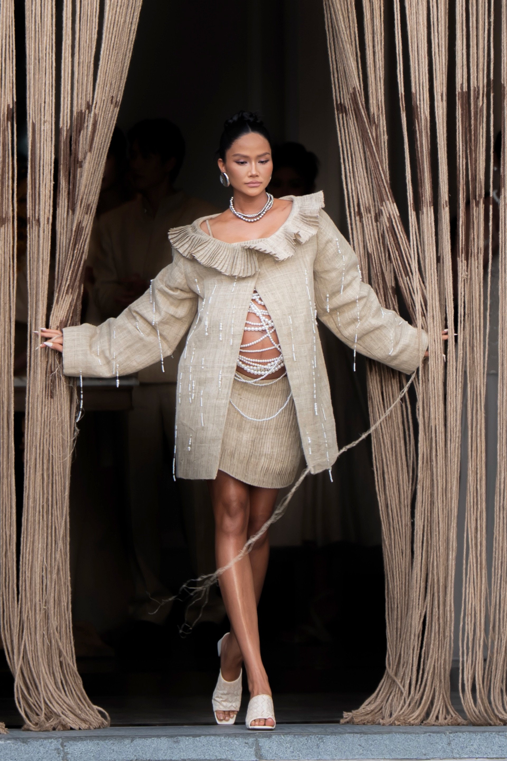 H'Hen Niê khoe bụng bầu trên sàn catwalk, được ông xã chăm sóc 'tận răng' - Ảnh 1.
