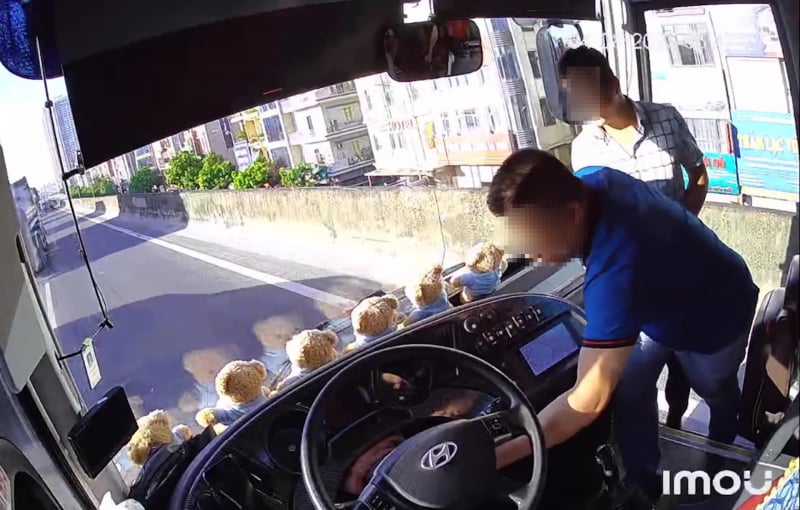 Công an làm việc với người giật chìa khóa xe khách trên Vành đai 3 trên cao -0
