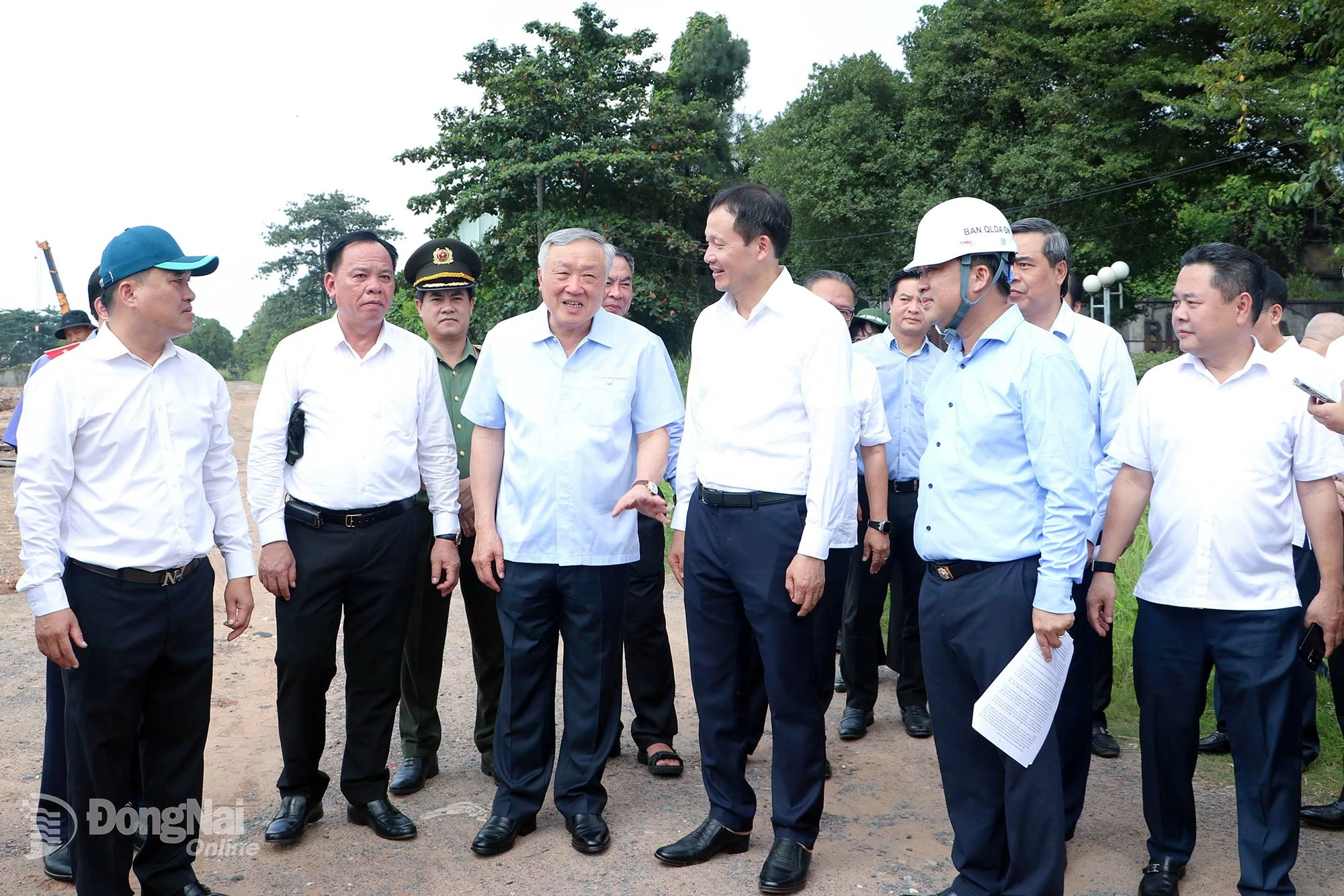 Đồng chí Nguyễn Hòa Bình, Ủy viên Bộ Chính trị, Phó Thủ tướng Thường trực Chính phủ, Trưởng ban Chỉ đạo 751 trao đổi với lãnh đạo tỉnh Đồng Nai tại khu vực thực hiện Đề án Chuyển đổi Khu công nghiệp Biên Hòa 1 thành Khu đô thị - thương mại - dịch vụ và cải thiện môi trường. Ảnh: Phạm Tùng