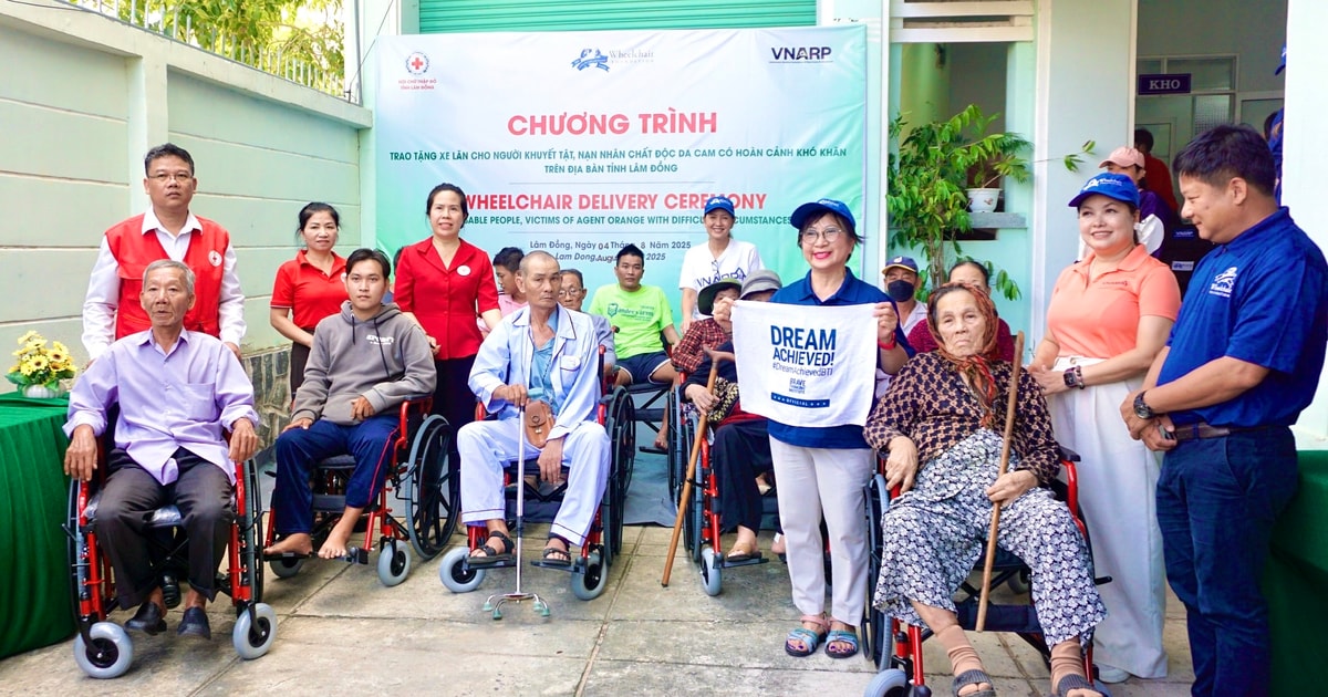 Lâm Đồng: Trao tặng 50 xe lăn cho người khuyết tật, nạn nhân chất độc da cam