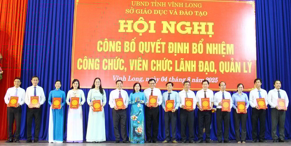 ប្រធាននាយកដ្ឋានអប់រំ និងបណ្តុះបណ្តាល - La Thi Thuy បានធ្វើបទបង្ហាញពីសេចក្តីសម្រេចតែងតាំងមន្ត្រីរាជការ មន្ត្រីឲ្យដឹកនាំ និងគ្រប់គ្រងនាយកដ្ឋានជំនាញ និងអង្គភាពសេវាសាធារណៈក្រោមនាយកដ្ឋាន។