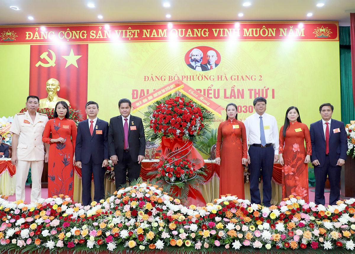 Phó Bí thư Thường trực Tỉnh ủy Lê Thị Kim Dung tặng Lẵng hoa của Tỉnh ủy, HĐND, UBND, Ủy ban MTTQ tỉnh chúc mừng Đại hội Đảng bộ Hà Giang 2, nhiệm kỳ 2025 – 2030.