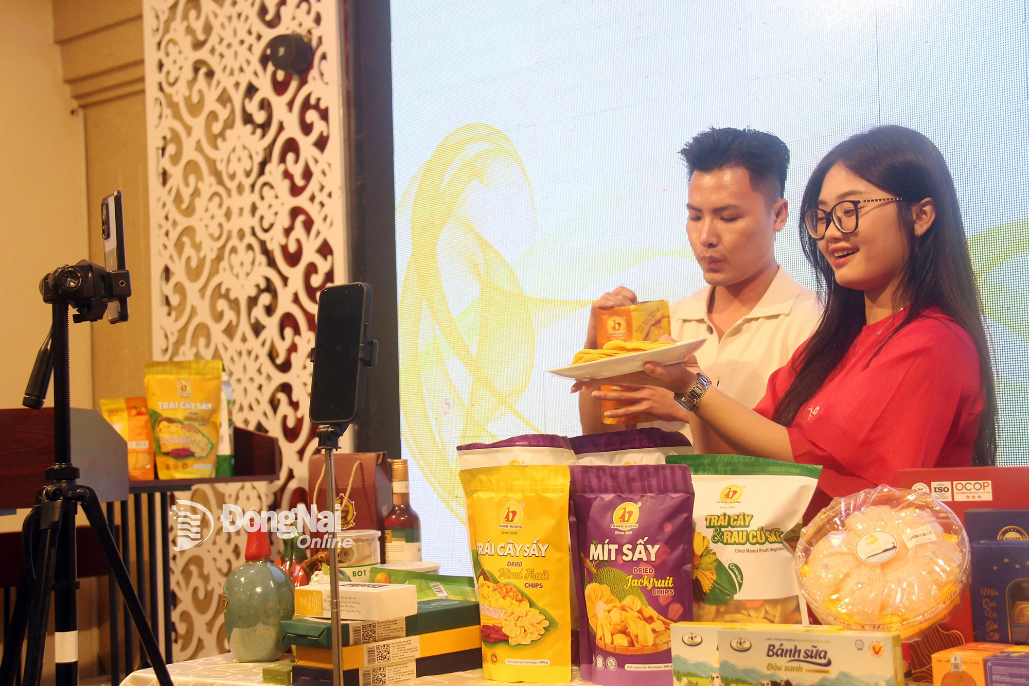 Các chủ thể OCOP của Đồng Nai trực tiếp được hướng dẫn livestream bán hàng thực tế tại một chương trình tập huấn về thương mại điện tử do Sở Công Thương tổ chức.