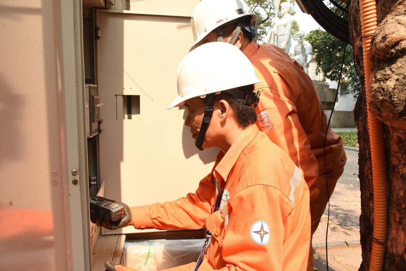 Công nhân ngành điện kiểm tra thiết bị điện mùa nắng nóng.