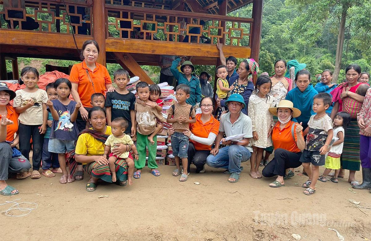 គណៈប្រតិភូបានប្រគល់អំណោយដល់គ្រួសាររងគ្រោះដោយខ្យល់ព្យុះលេខ៣ នៅឃុំមឿងទិត្យ (ង៉ឺអាន)។