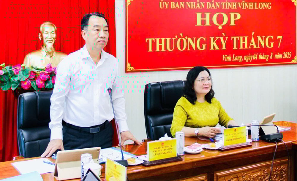 Phó Bí thư Tỉnh ủy, Chủ tịch UBND tỉnh- Lữ Quang Ngời chủ trì cuộc họp. Phó Bí thư Thường trực Tỉnh ủy- Hồ Thị Hoàng Yến tham dự cuộc họp.