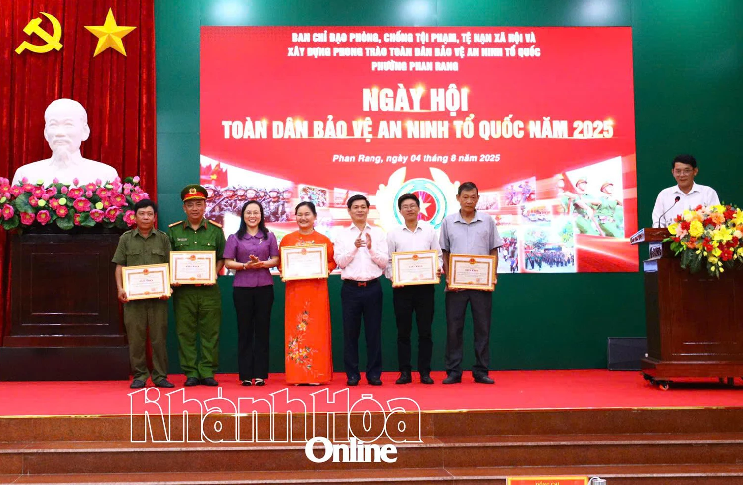 លោកស្រី Chau Thi Thanh Ha - សមាជិកគណៈកម្មាធិការបក្សខេត្ត លេខាគណៈកម្មាធិការបក្ស Phan Rang Ward បានសរសើរសមូហភាពដែលមានស្នាដៃឆ្នើម។