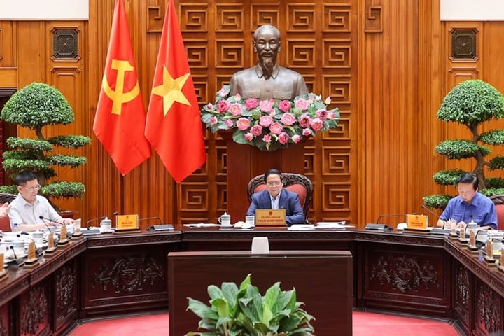 Thủ tướng yêu cầu Bộ Tài chính, Văn phòng Chính phủ tiếp thu các ý kiến tại cuộc họp, các bộ, cơ quan tiếp tục góp ý để hoàn thiện báo cáo và dự thảo Nghị quyết phiên họp Chính phủ thường kỳ tháng 7/2025. (Ảnh: VGP/Nhật Bắc)