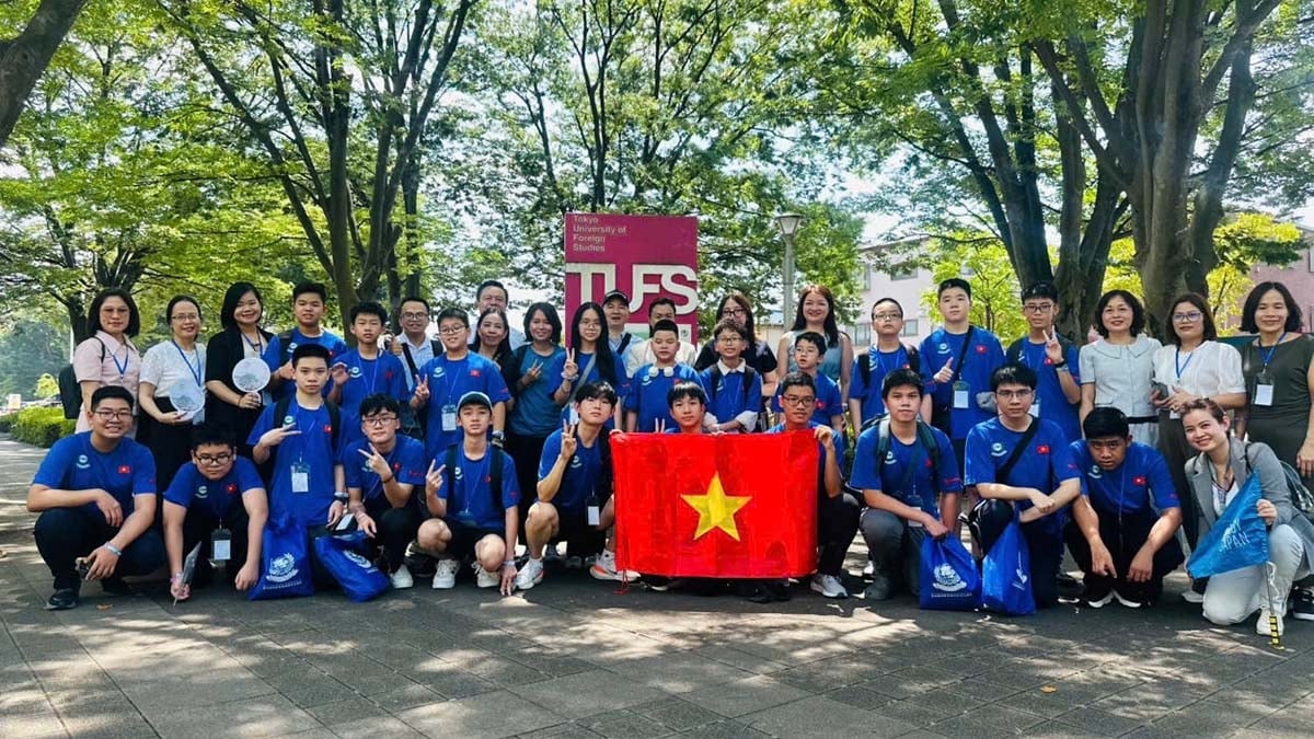 Phát biểu tại buổi tiếp, ông Bùi Văn Phượng - Chủ tịch HĐQT Công ty Cổ phần Tiền Phong, Trưởng đoàn AIMO Việt Nam 2025 bày tỏ lời cảm ơn sâu sắc tới Đại sứ quán Việt Nam tại Nhật Bản vì sự tiếp đón ân cần, đồng thời báo cáo về quá trình tổ chức kỳ thi tại Việt Nam cũng như những kết quả bước đầu đáng khích lệ của đoàn học sinh Việt Nam.