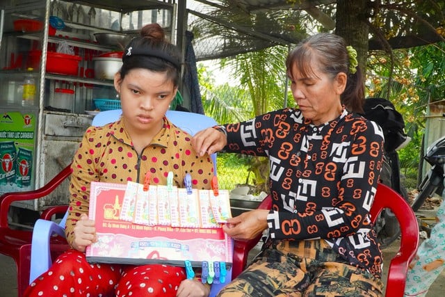 Cháu vua Thành Thái bị bại não: ‘Công nương’ đi bán vé số lề đường - Ảnh 1.