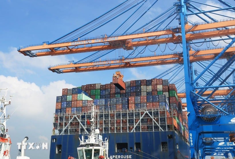 Unloading containers onto a 200,000DWT ship at Gemalink international port, Phu My town, Ba Ria-Vung Tau province. (Photo: Hong Dat/VNA)