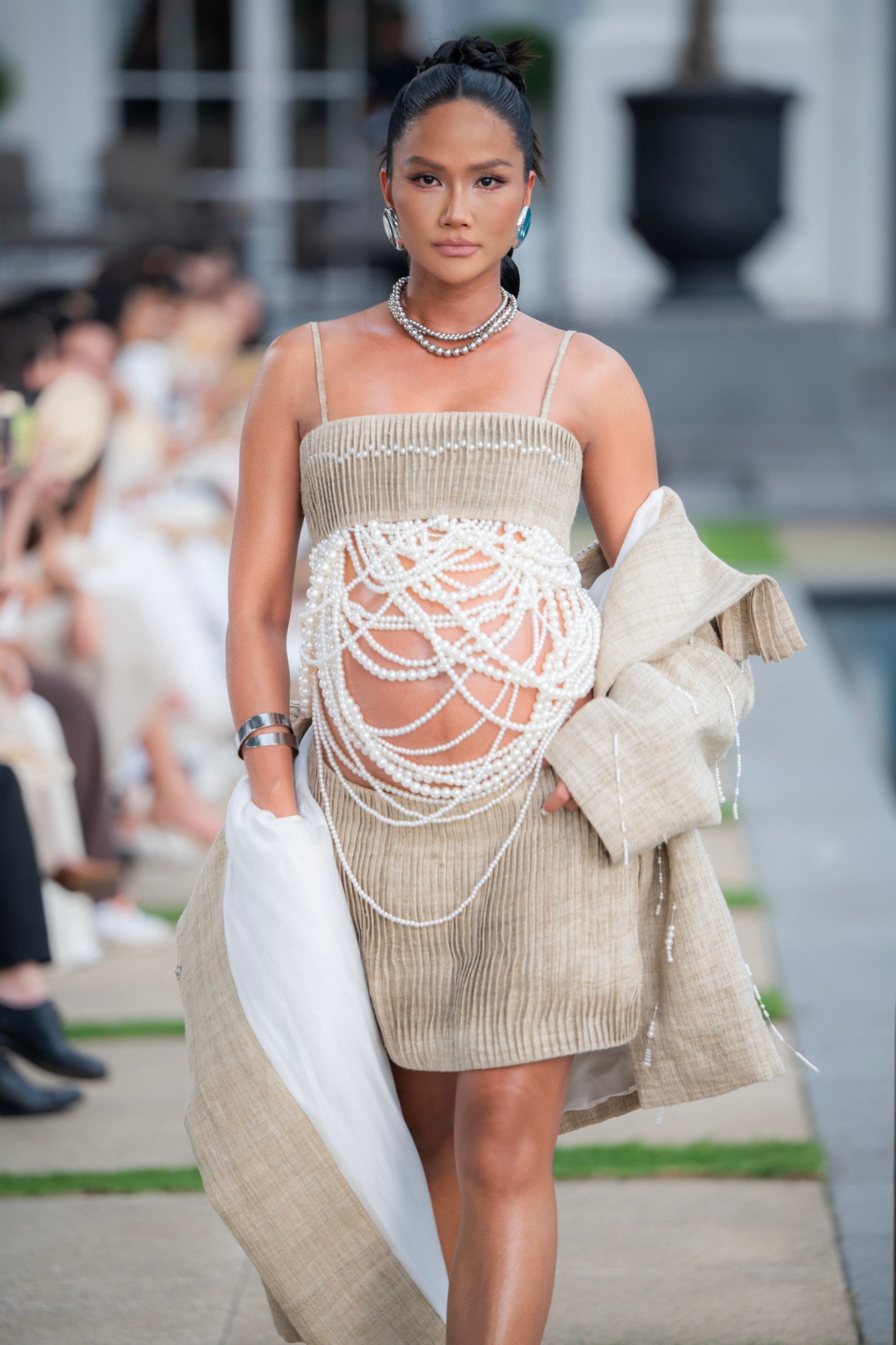 H'Hen Niê khoe bụng bầu trên sàn catwalk, được ông xã chăm sóc 'tận răng' - Ảnh 4.