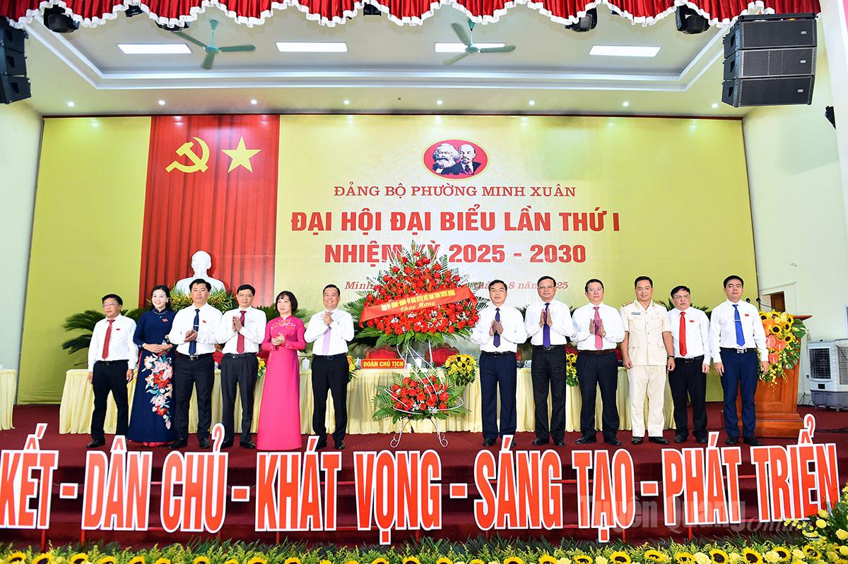 Đông chí Ma Thế Hồng và các đồng chí lãnh đạo tỉnh tặng hoa chúc mừng Đại hội.
