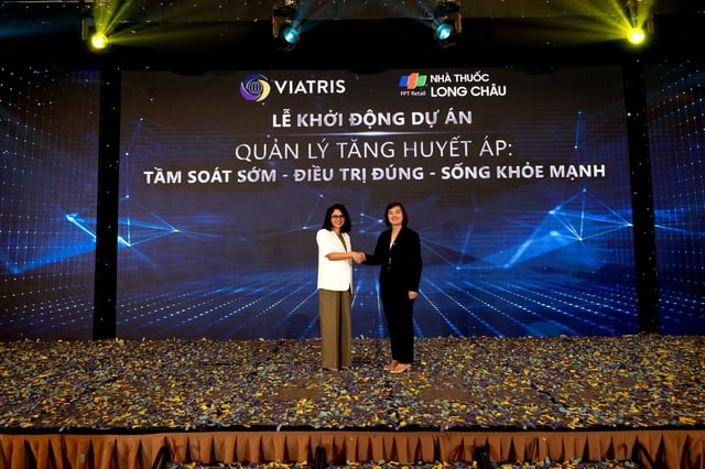 ឡុង ចូវ និង វី អាទ្រីស បើក​គម្រោង​បញ្ចាំង​ភាពយន្ត​ដំបូង​សម្រាប់​សហគមន៍ - រូបថត ១.