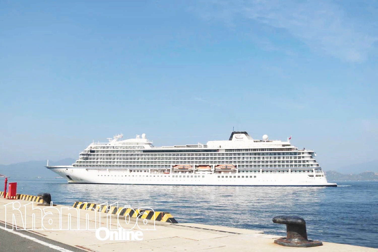 Tàu Ms Viking Yidun tiến vào Cảng quốc tế Cam Ranh.