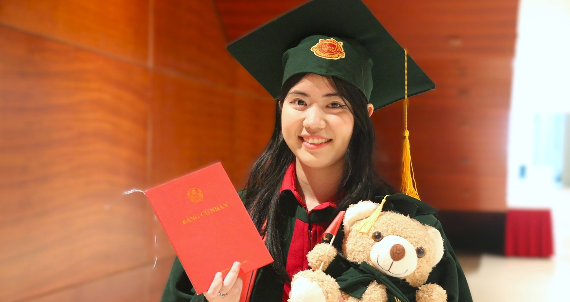 Thủ khoa tốt nghiệp loại xuất sắc, 4 năm đại học còn 'mang tiền về cho mẹ'