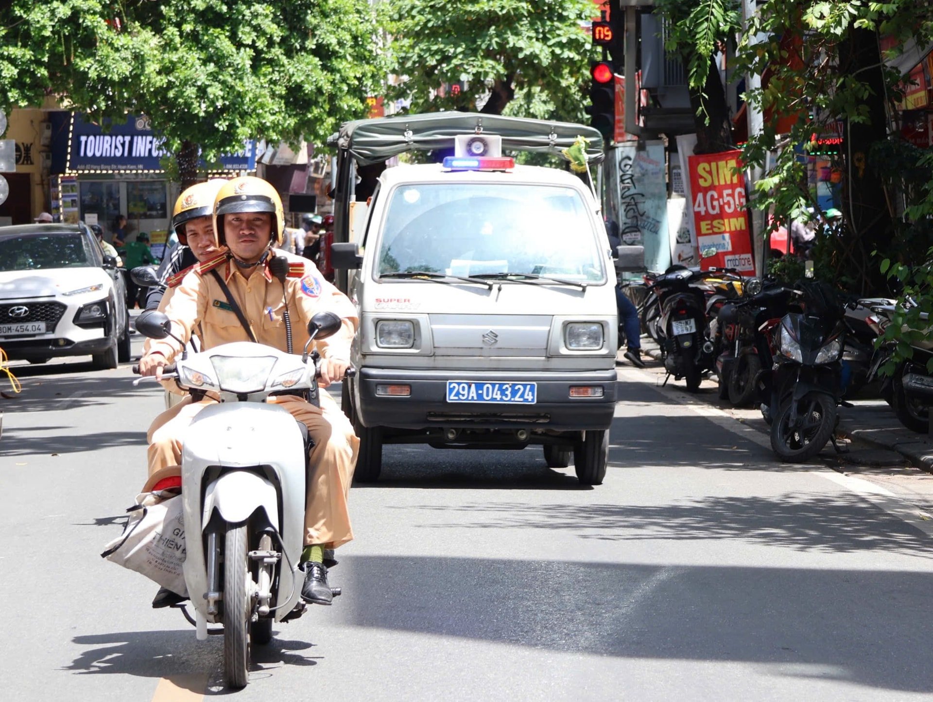 Công tác phối hợp tuần tra, kiểm soát địa bàn được Đội Cảnh sát giao thông đường bộ số 1 và Công an phường Hoàn Kiếm triển khai thường xuyên, liên tục. Ảnh: MH