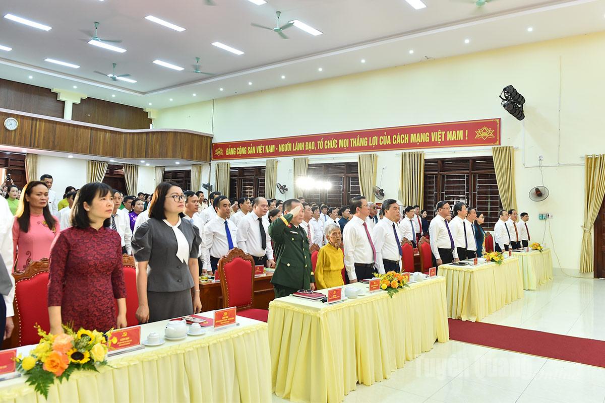 Các đại biểu thực hiện nghi lễ Chào cờ tại Đại hội.