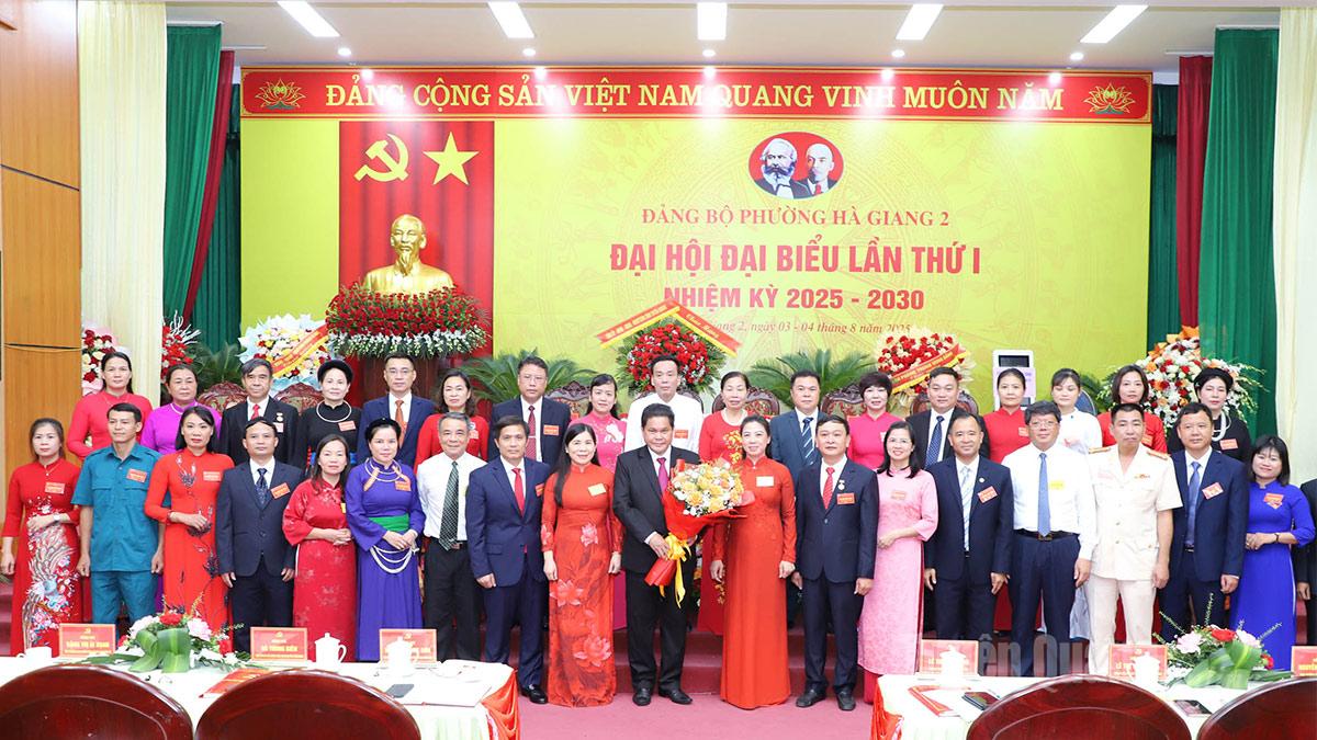 Phó Bí thư Thường trực Tỉnh ủy Lê Thị Kim Dung tặng hoa chúc mừng Ban Chấp hành Đảng bộ Hà Giang 2, nhiệm kỳ 2025 – 2030 ra mắt Đại hội.