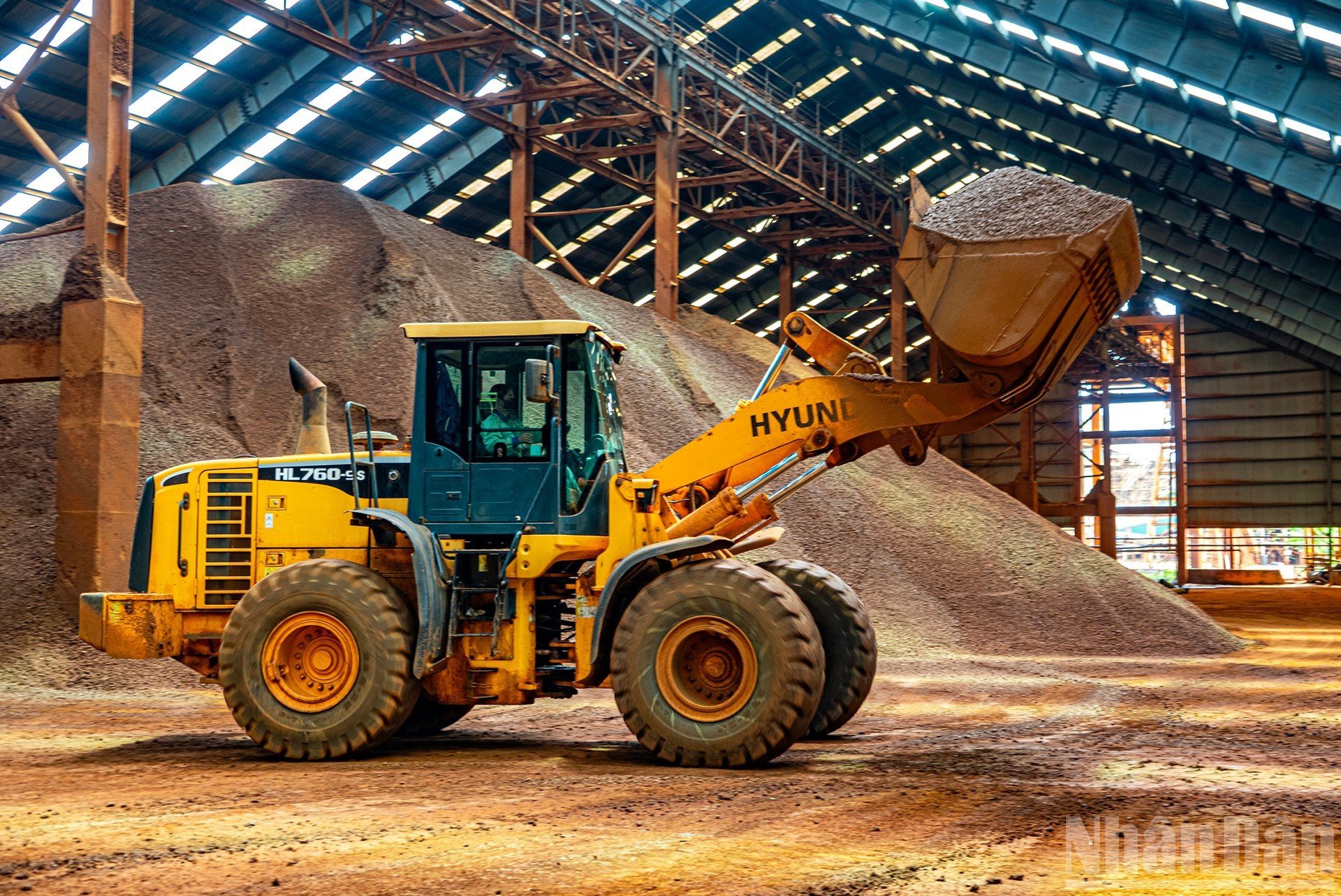 Công đoạn tập kết và bốc xúc quặng bô-xít thô tại kho chứa.