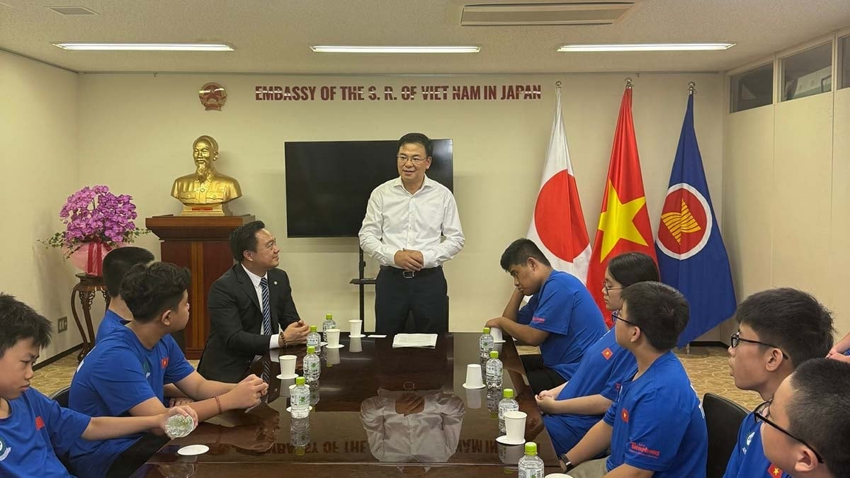 Đoàn học sinh Việt Nam tham dự AIMO 2025 đều là những gương mặt ưu tú, được lựa chọn thông qua kỳ thi cấp quốc gia do Công ty Cổ phần Tiền Phong và ấn phẩm Hoa Học Trò tổ chức, dưới sự chỉ đạo và bảo trợ truyền thông của Báo Tiền Phong cùng Quỹ Hỗ trợ Tài năng trẻ Việt Nam. Đây là năm thứ 3 Việt Nam tham dự AIMO quốc tế với quy mô tổ chức ngày càng bài bản, chất lượng.