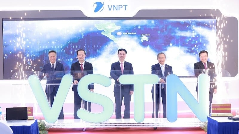 Nhấn nút khai trương tuyến cáp quang đất liền quốc tế VSTN.