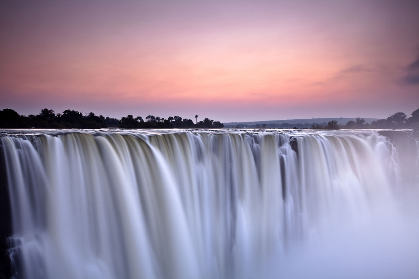 Trải nghiệm tại Victoria Falls: Dòng thác kỳ vĩ nối liền hai quốc gia châu Phi