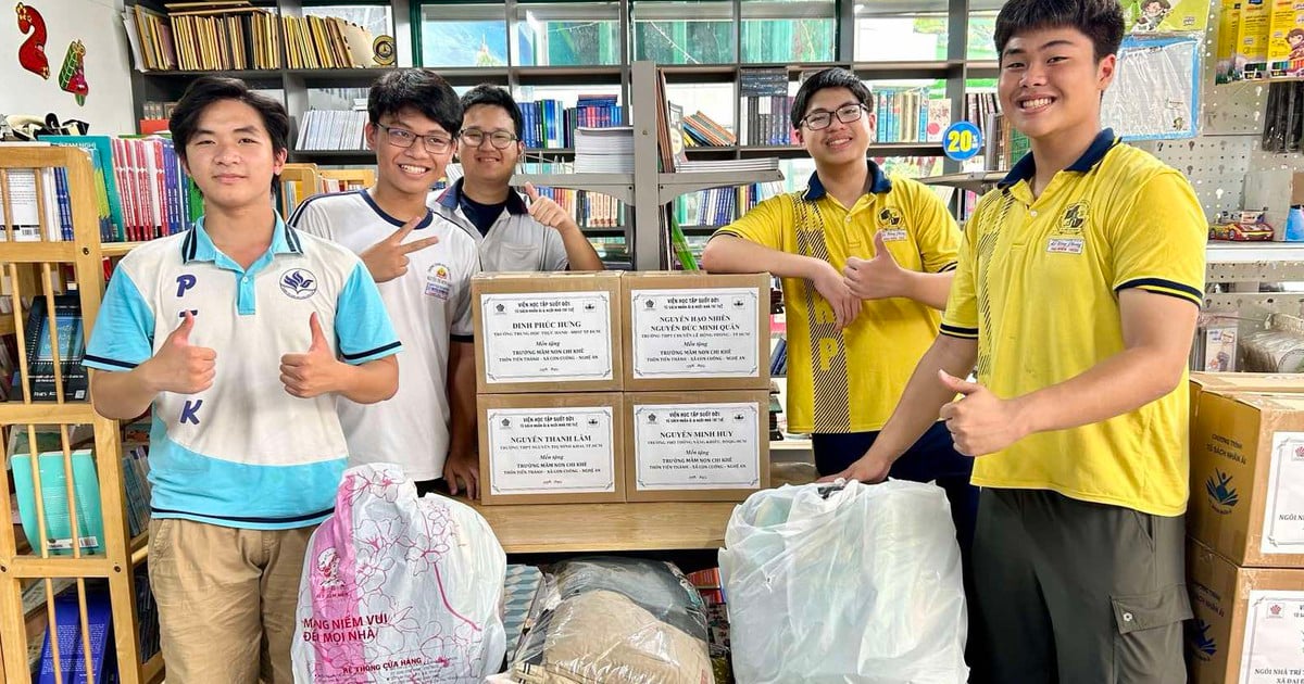 Nhóm học sinh TP.HCM tặng sách mong ngày tựu trường cho học sinh vùng lũ Nghệ An