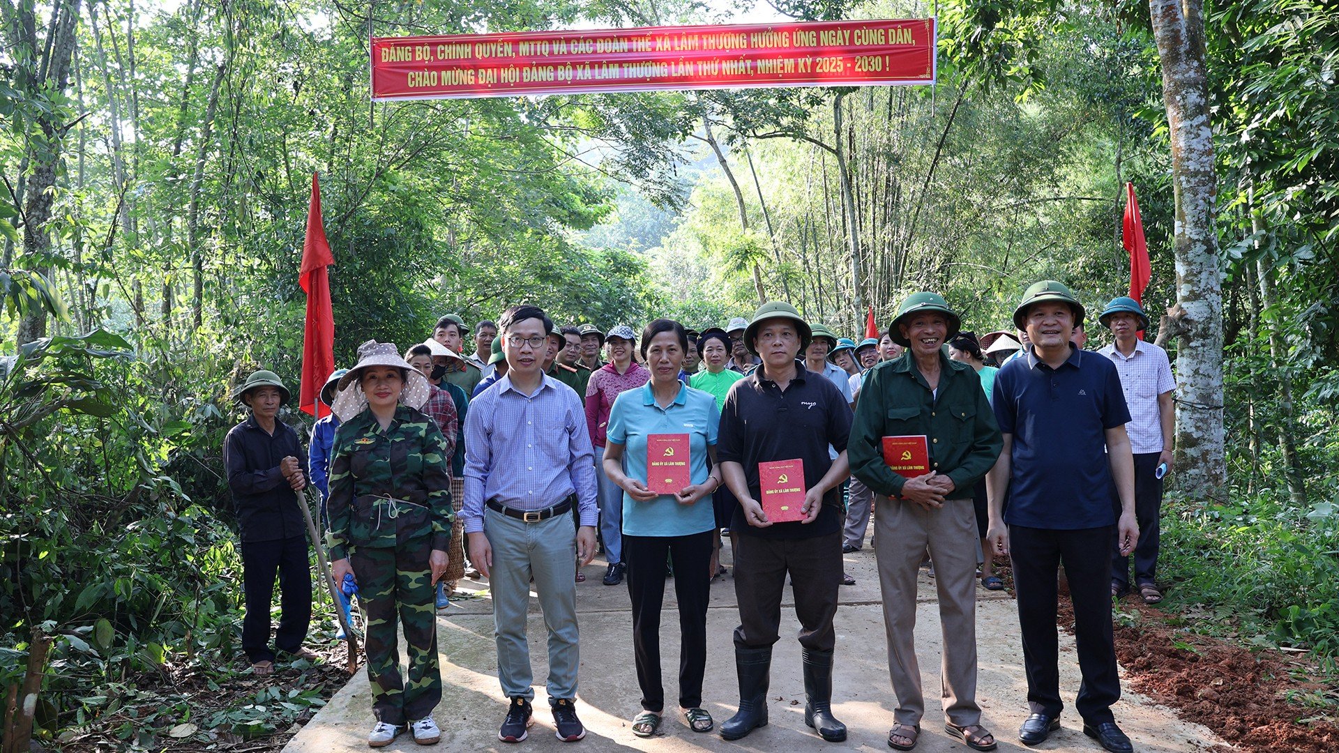 Gắn biển công trình &quot;Vệ sinh đường liên thôn Hin Lạn – Thâm Pất – Khe Phay&quot; chào mừng Đại hội Đảng.