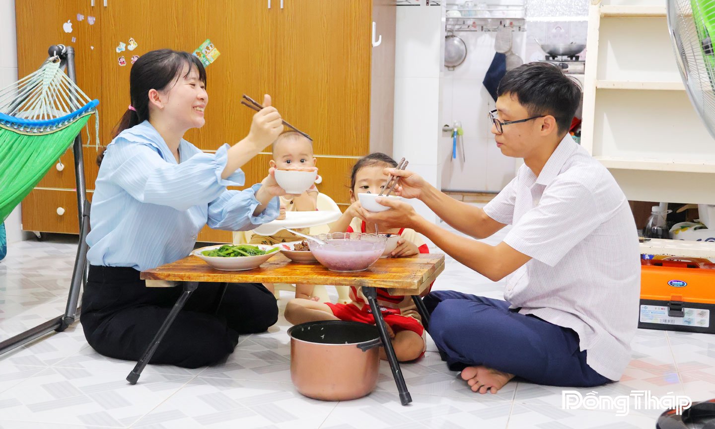 Bữa cơm ấm áp của gia đình anh Võ Quốc Sĩ và chị Đặng Thị Bích Trâm  cùng hai con nhỏ tại nơi ở mới sau giờ làm việc.